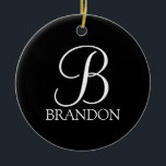 Svart Personlig, Monogram och Namn Julgransprydnad Keramik<br><div class="desc">Personlig Monogram och Namn Gift har personlig monogram i det vita klassiska skriptet stil och namn i det vita klassiska serif-teckensnittet stil på svart bakgrund. Perfekt för helgdag,  familjeåterförening och eventuella särskilda tillfällen.</div>