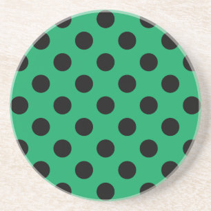 Svart polka dots på färsk grönt underlägg