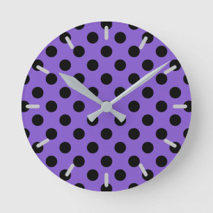 Svart polka dots på lavender rund klocka