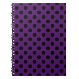 Svart polka dots på plommonets lila anteckningsbok
