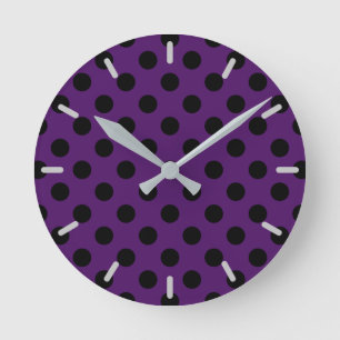 Svart polka dots på plommonets lila rund klocka