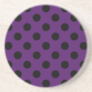 Svart polka dots på plommonets lila underlägg sandsten