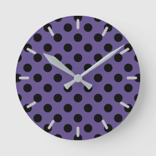 Svart polka dots på ultraviolett rund klocka