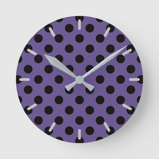 Svart polka dots på ultraviolett rund klocka (Framsida)