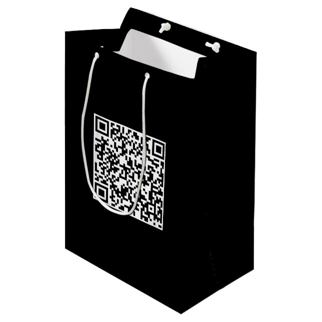 Svart presentpåse med eget varumärkes QR-kod (Framsidan Vinklad)