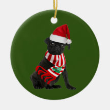 Svart pug med hög jultomte