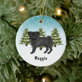 Svart Pug Söt Tecknad Hund Snöig Vinter Skog Julgransprydnad Keramik