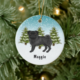 Svart Pug Söt Tecknad Hund Snöig Vinter Skog Julgransprydnad Keramik