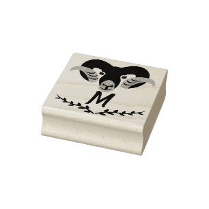 Svart Ram med Twisted Horns Silhouette Monogram Stämpel