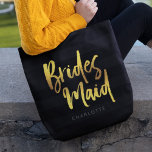 Svart Rand Faux Guld-penselskript, Bridesmaid Tygkasse<br><div class="desc">Personlig Bridesmaid till väskan med ord "Bridesmaid" i faux guld trendig-penselskript mot en svart rand-bakgrund som är perfekt för dina brudar att bära hennes artiklar. Kolla in matchande makeup-påse här https://www.zazzle.com/black_stripes_faux_gold_brush_script_bridesmaid_cosmetic_bag-223876160979955152 Anpassa den genom att ersätta platshållartexten. Om du vill ha fler alternativ, till exempel att ändra teckensnitt, klickar du storlekt...</div>