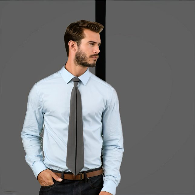 Svart Rand på Mörk Grått Tie Slips (Man wears a dark grey necktie featuring a single vertical stripe. Background matches tie.)