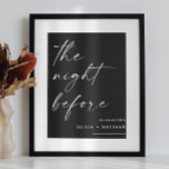 Svart repetitionsmiddag | Natten före välkomstdage Poster<br><div class="desc">Välkomna gästerna i stil med eleganten svart "Välkommen till Nattskylten". Perfekt för att ange tonen vid din bröllop-repetitionsmiddag. Med modern minimalistisk typografi firar detta tecken parets speciella natt före den stora dagen. Den tidslösa svarta bakgrunden och den vita texten gör den mångsidig för alla bröllop-teman, oavsett om de är klassiska,...</div>