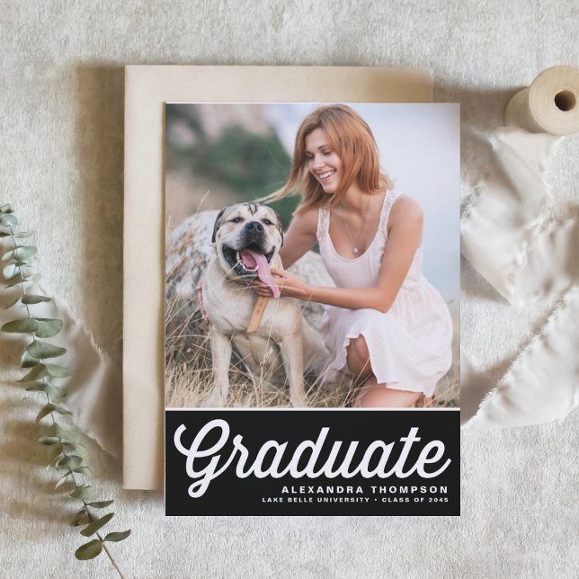 Svart Retro-fet typografi Studenten Inbjudningar (Customizable retro-inspired Black and White Photo Graduation Invitation)