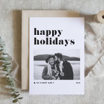 Svart Retro Fold Typography Photo Glad helg Julkort<br><div class="desc">Glad helg! Skicka ditt helgdag önskemål till familj och vänner med anpassadets moderna helgdag-kort. Den har återformig typografi med Julgran-accent. Anpassa det här fotokortet genom att lägga till egna helgdag. Detta svarta och vita glad helg-kort finns i andra färg.</div>