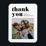 Svart Retro-typografi - Modern foto Bröllop Magnet<br><div class="desc">Skicka en hjärtlig uppskattning med vårt anpassade-foto-bröllop tack till dig magnet, designad för att på ett snyggt sätt blanda återformigt fetstilt typografi med ett handskript för elegant. Tack magnet är ett unikt och snyggt sätt att uttrycka sin tacksamhet till gäster som firade er speciella dag. Anpassa kortet med din information....</div>