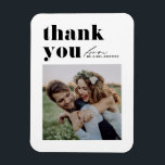 Svart Retro-typografi - Modern foto Bröllop Magnet<br><div class="desc">Skicka en hjärtlig uppskattning med vårt anpassade-foto-bröllop tack till dig magnet, designad för att på ett snyggt sätt blanda återformigt fetstilt typografi med ett handskript för elegant. Tack magnet är ett unikt och snyggt sätt att uttrycka sin tacksamhet till gäster som firade er speciella dag. Anpassa kortet med din information....</div>