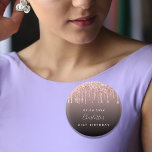 Svart ro guld vid glitter, namn knapp<br><div class="desc">För 21:a (eller någon ålder) födelsedagsfest. En svart,  övertonad,  latte färgad i latte,  dekorerad med ro guld faux guld glitter drops,  färgdroppstift. Anpassa och lägg till datum,  namn och ålder. Namn är skrivet med ett handskript i stil. Perfekt som party favors eller spara datumpåminnelsen för dina gäster.</div>