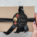 Svart röd guld-baubles, klassisk jul runt klistermärke<br><div class="desc">För en julomslutning av party favors eller gåva. En modern svart färgad. Dekorerad med röda och guld.. Anpassa och lägg till ditt namn,  år. Text: God jul</div>