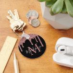 Svart Ros Guld Glitterdroppar Monogram Nyckelring<br><div class="desc">Elegant svart och blush rosa/roséguld falskt glitterdroppar glänsande monogram med flickaktiga rosa falska glitterdroppar och ditt anpassade namn och initial. Perfekt för din glamourösa stil. Gör ett bra tillägg till födelsedagspresenter, sällskapspresenter för möhippa, brudtärnorpresenter eller bara för att visa upp din glans! Du badar i lyx! Om du behöver hjälp...</div>