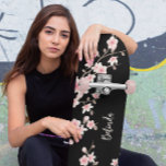 Svart  Rosa Cherry Blommar Monogram Mini Skateboard Bräda 18,5 Cm<br><div class="desc">rosa och svart botanisk japansk blommar för körsbär. Anpassa den med ditt namn.</div>