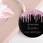 Svart rosa glitter droppar anpassningsbar monogram knapp<br><div class="desc">För 21:a (eller någon ålder) födelsedagsfest. En svart bakgrund som dekoreras med rosa faux glitter drops,  färgdroppstift. Anpassa och lägg till datum,  namn och ålder. Namn är skrivet med ett handskript i stil. Perfekt som party favors eller spara datumpåminnelsen för dina gäster.</div>