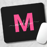 Svart Rosa Monogram Skript Namn Musmatta<br><div class="desc">Personlig modern svart och rosa initialmonogrammusmatta med feminint tilltal. Lägg till en touch av feminin charm och sofistikering till ditt arbetsutrymme med denna snygga musmatta. Den har en djärv magenta rosa initial centrerad på en slank svart bakgrund, vilket skapar en stilren och feminint design. Perfekt för studenter, proffs eller någon...</div>
