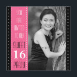 Svart ROSA stort foto för söt 16th födelsedag Inbjudningar<br><div class="desc">En mycket nätt sätta en klocka på flickaktigt rosa och svart färgaddesign, som fungerar väl med svartvitt, fotograferar av din dotter som firar henne den söta sextonde födelsedagen! Invitera all henne flickavänner till ett speciellt firande för sötsak 16 med detta stilfulla kort. Den flott chic bokstäver för designsärdrag på bekläda...</div>