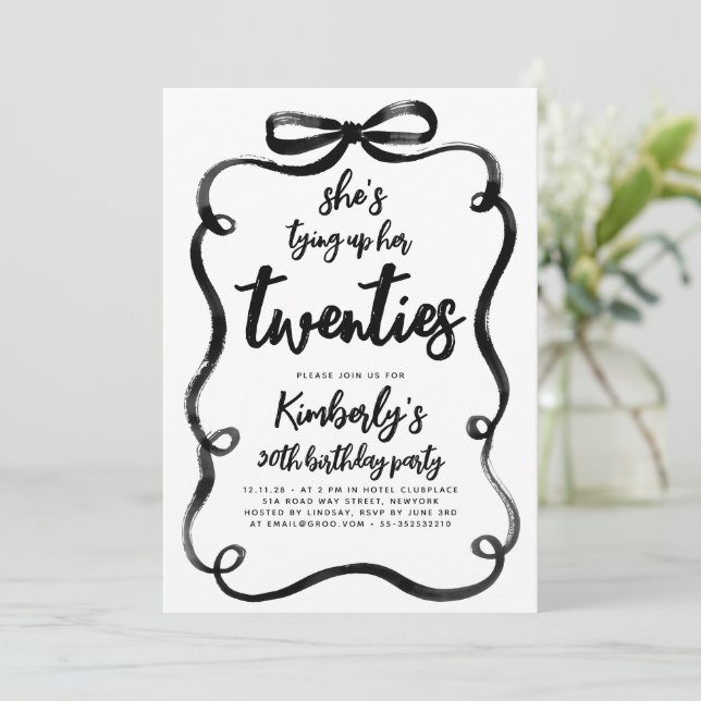 Svart rosett som binder upp hennes tjugofem års 30 inbjudningar (Stående Fram)