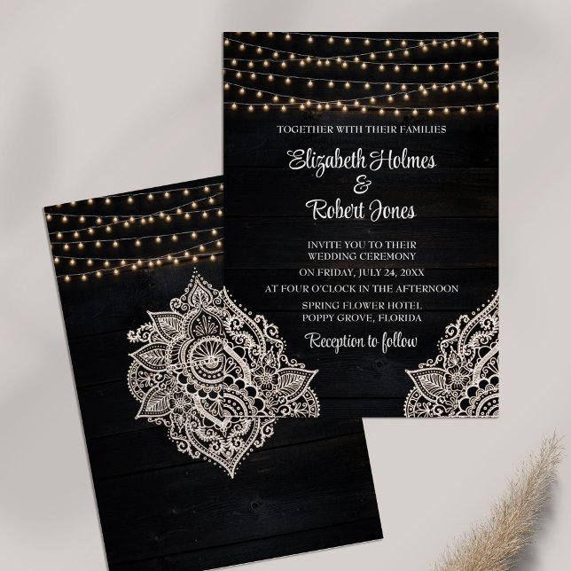 Svart Rustik Trähundbröllopsinbjudan Inbjudningar (Black Rustic Wooden Wedding Invitation on white table.)