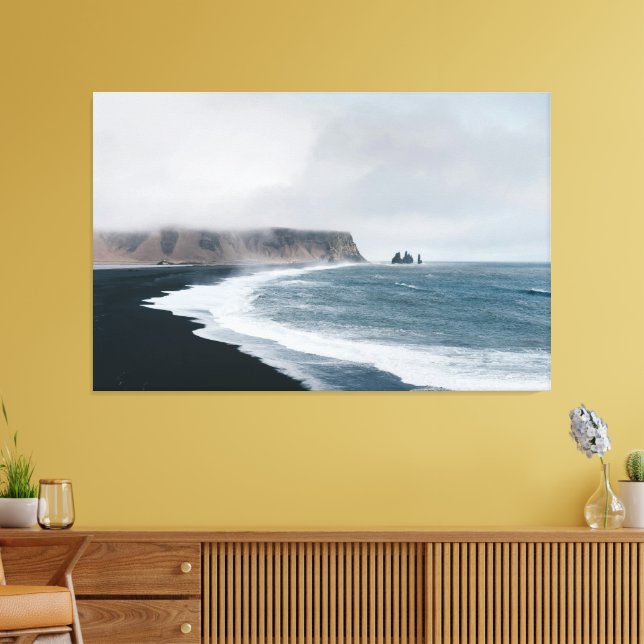 Svart sandkust – dramatisk dimmig ocean canvastryck (Insitu (Vardagsrum))