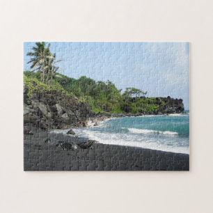 Svart sandstrand på det Hawaii pussel