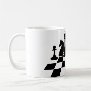 Svart schack delarare på ett schackbräde kaffemugg