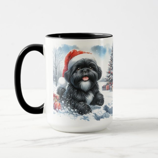Svart Shih Tzu som far genom snön julmugg Mugg (Vänster)