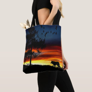 Svart Silhouette av Varg, fåglar och Träd i Sunset Tygkasse