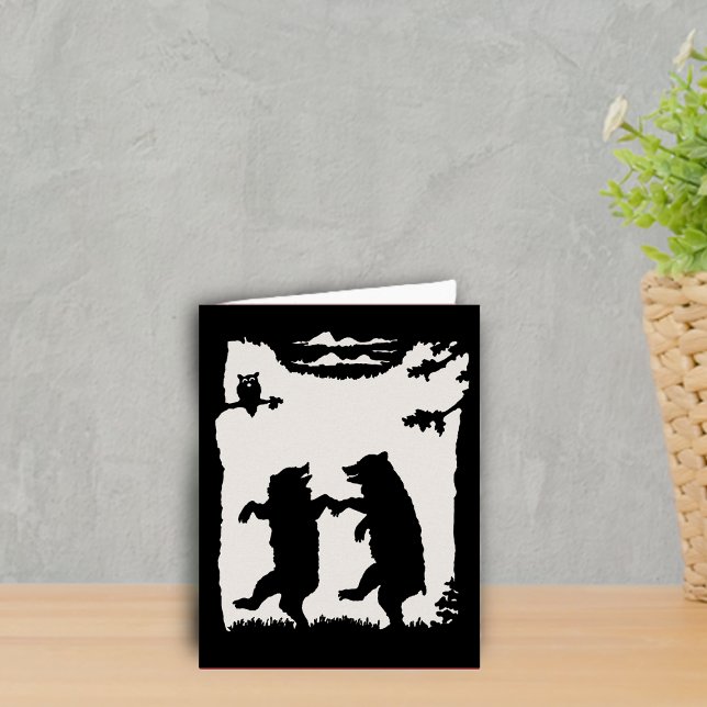 Svart Silhouette för två för lyckligdansbjörnar OBS Kort (Black silhouette on white two dancing bears in woods owl in tree on note card.)