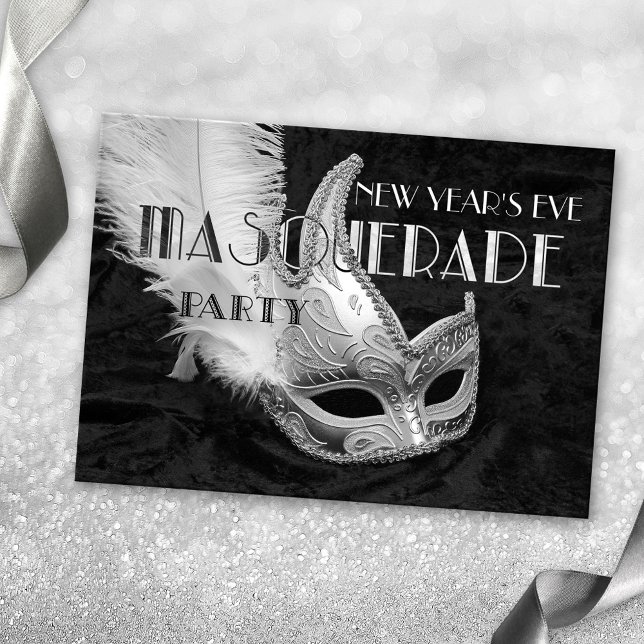 Svart Silver Masqueraad Boll Party-inbjudan Inbjudningar (A festive masquerade party invitation in black and white featuring a silver mask on black velvet)