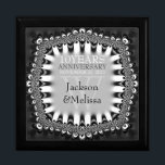 Svart Silver Snöre Bröllop-årsdag, Giftbox Smyckeskrin<br><div class="desc">Unik och Snyggt snöre inspirerade till design i svartvitt och silver grått - Exquisite och elegant personligt bröllp, årsdag eller förlovning närvarande. Anpassa med namn, årsdag och monogram eller siffror - som är gjorda i en underbar presentlåda av trä till behållans trinketer, smyckeskrin för dina speciella nyckelköer. Gör en underbar...</div>