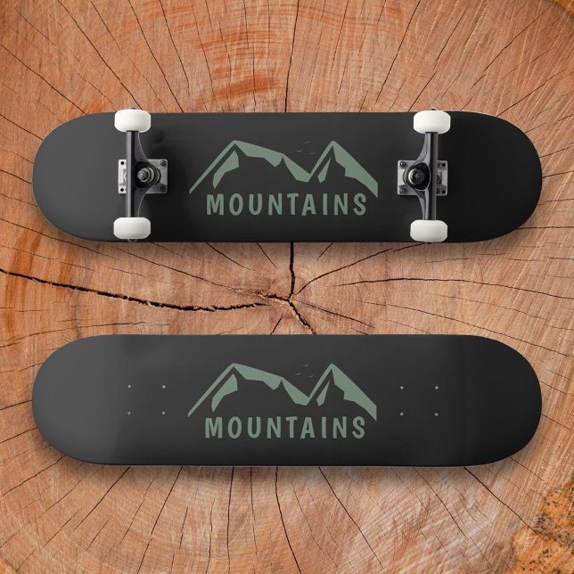 Svart skateboard i grönt Mountains (Green Mountains Black Skateboard)