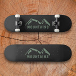 Svart skateboard i grönt Mountains<br><div class="desc">En svart skateboard med berg av grönt och anpassade för älskare av kapning och utomhusbruk äventyr!</div>