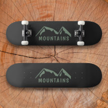 Svart skateboard i grönt Mountains