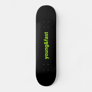 Svart skateboard med utskriften "ung och snabb".