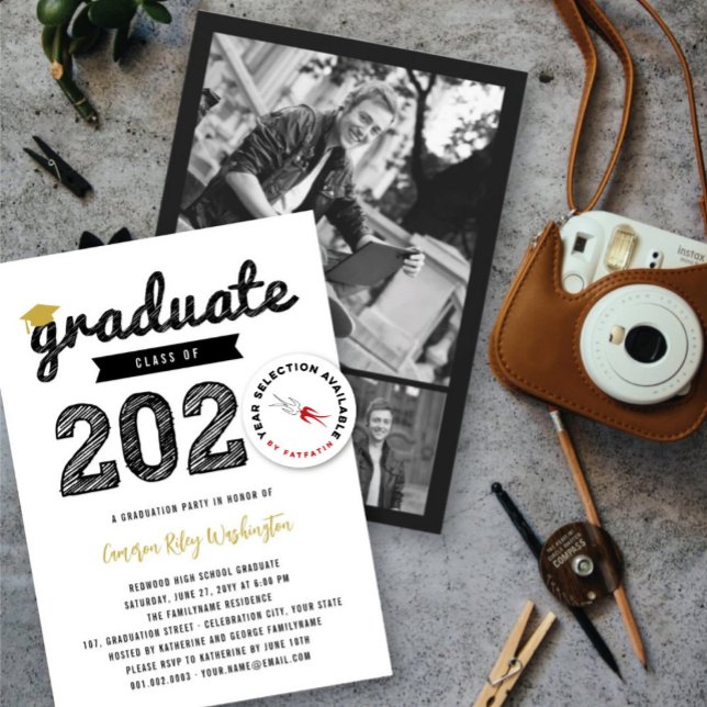 Svart Sketch Student Cap-klass för 2025 Grad Party Inbjudningar (2025 Black Graduate Sketch On White (color is customizable) Graduation Party Invitation @ fatfatin)