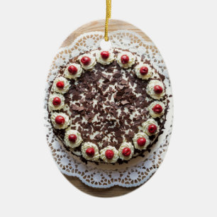 Svart skogskaka på rustiskt trä julgransprydnad keramik
