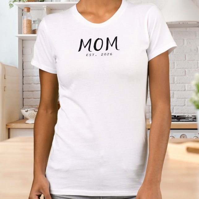 Svart Skript Etablerad Mamma T Shirt (A white t-shirt with "Mom Est. 2026" design in black lettering)