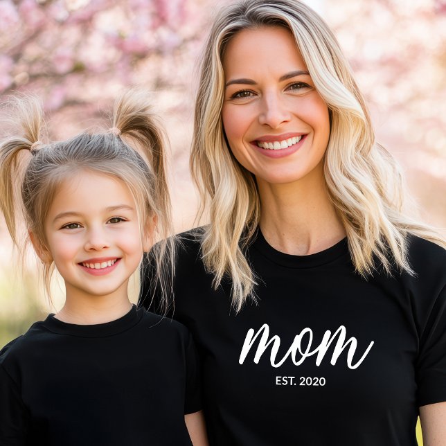 Svart Skript Etablerad Mamma T Shirt (Skapare uppladdad)