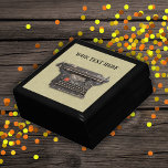 Svart skrivmaskin för gammal Vintage på mönstrad t Minnesask<br><div class="desc">Den här ge med träpresenter för trinketer,  smycken eller gåva har en gammal vintage manuell svart skrivmaskin på en mönstrad solbakgrund. Anpassa texten med mallen.</div>