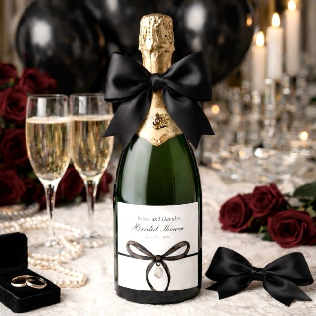 Svart slinga med pärlor i gammaldags stil bröllops (Black Bow With Pearl Old Money Style Bridal Shower Sparkling Wine Label)