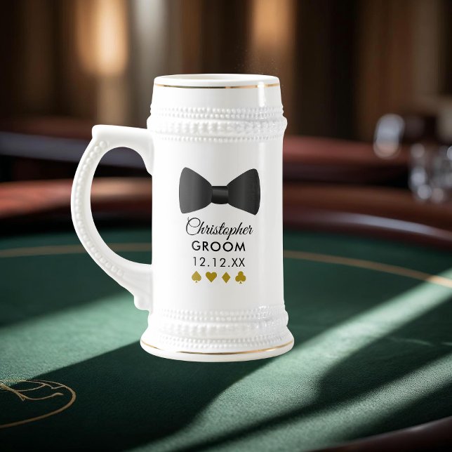 Svart Smoking Brudgum Namn Poker Natt Mugg  (It’s perfect for a classy bachelor night with a casino twist. Raise a toast to the groom-to-be!)