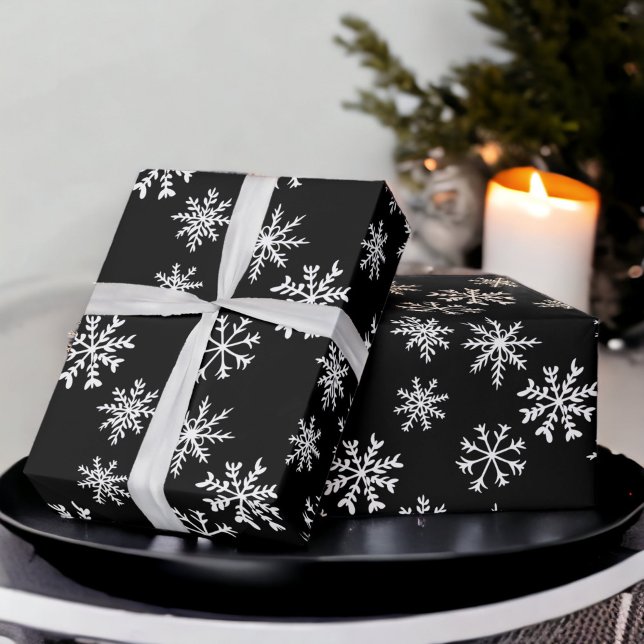 Svart snöflingor illustration: jul mas mönster presentpapper (Black snowflakes illustration christmas pattern wrapping paper)
