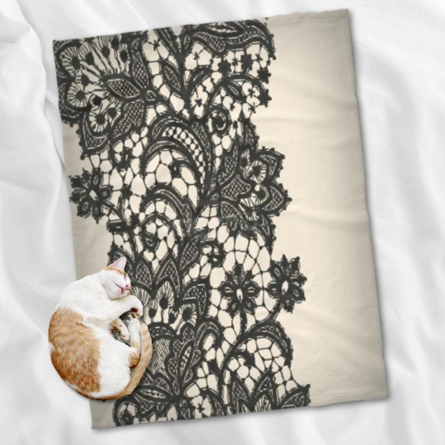 svart snöre fleecefilt (black lace fleece blanket)